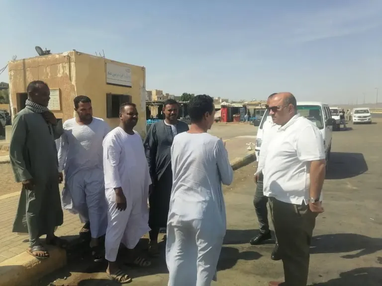 لليوم الثاني على التوالي جولة مفاجئة لرئيس مدينة مرسى علم لمتابعة انتظام حركة النقل والمواصلات