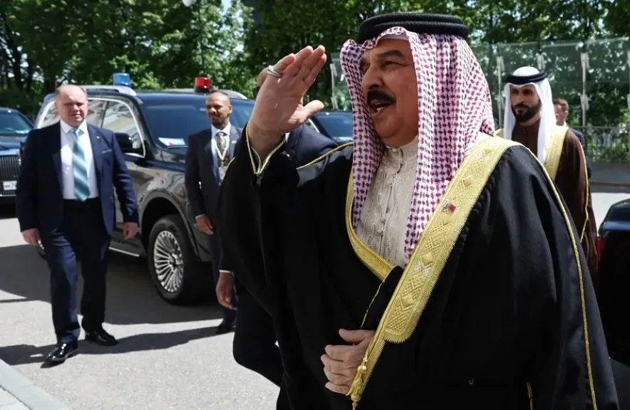 ملك البحرين يقود ”أوروس” أهداها له بوتين