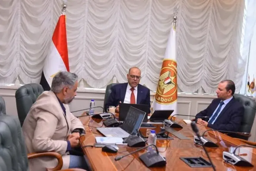 عن طريق ”الفيديو كونفرانس”..  وزير العمل يعقد اجتماعًا مع مديري المديريات.. ويوجه بتكثيف حملات التفتيش على تراخيص عمل الأجانب