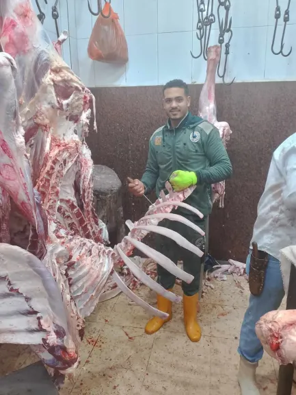 محمود سامي.. جزار أصم وأبكم لكن صوته مسموع في مهنته