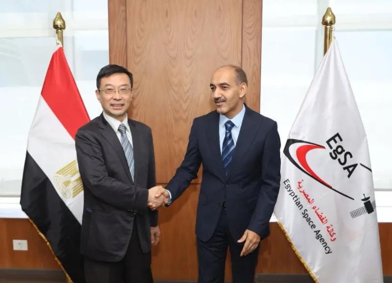وفد البعثة الصينية لدى الاتحاد الإفريقي يزور وكالة الفضاء المصرية لتعزيز التعاون الفضائي