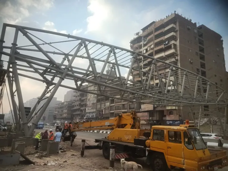 محافظ القليوبية يتابع أعمال تركيب الهيكل المعدني لكوبري المشاة بمحور العصار