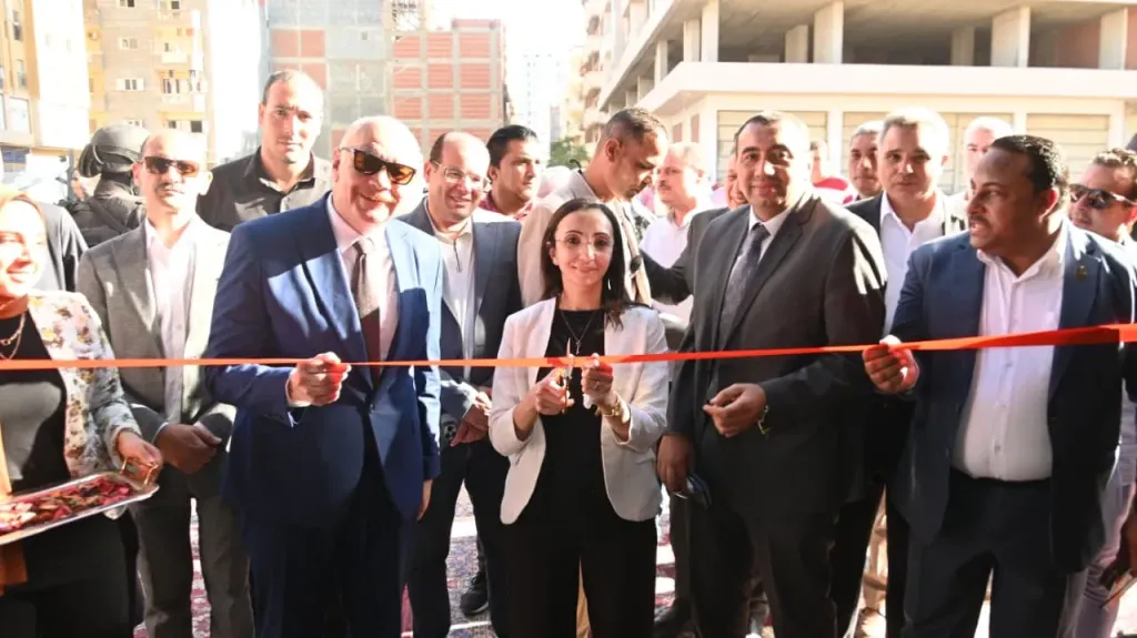 محافظ البحيرة تفتتح ثالث معارض ”أهلاً مدارس” بكفر الدوار بتخفيضات 40%