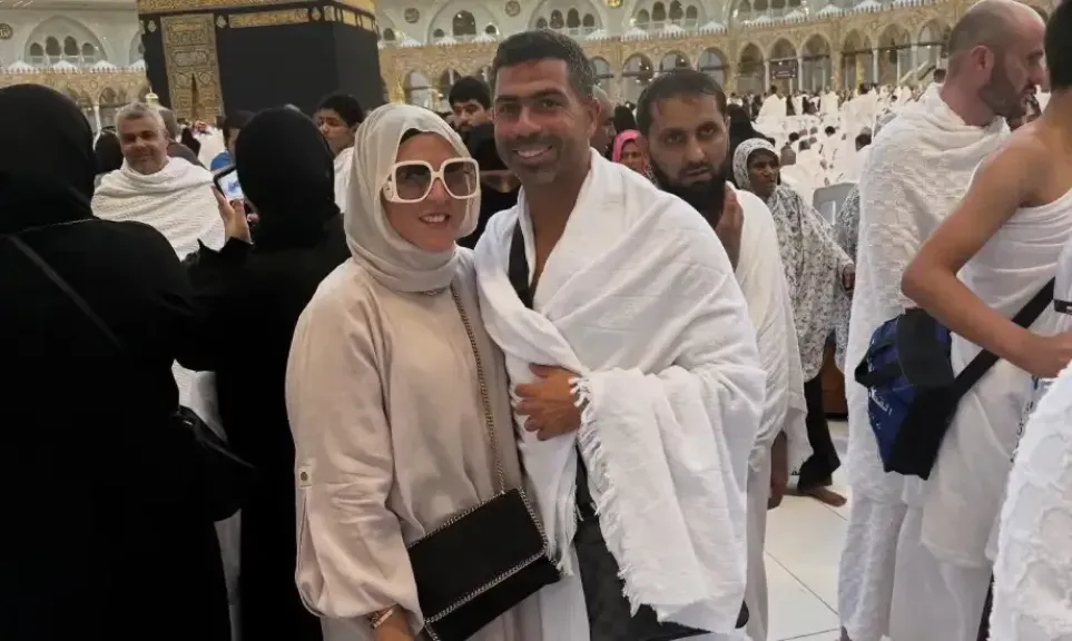 أحمد فتحي يؤدي مناسك العمرة برفقة أسرته في الحرم المكي الشريف