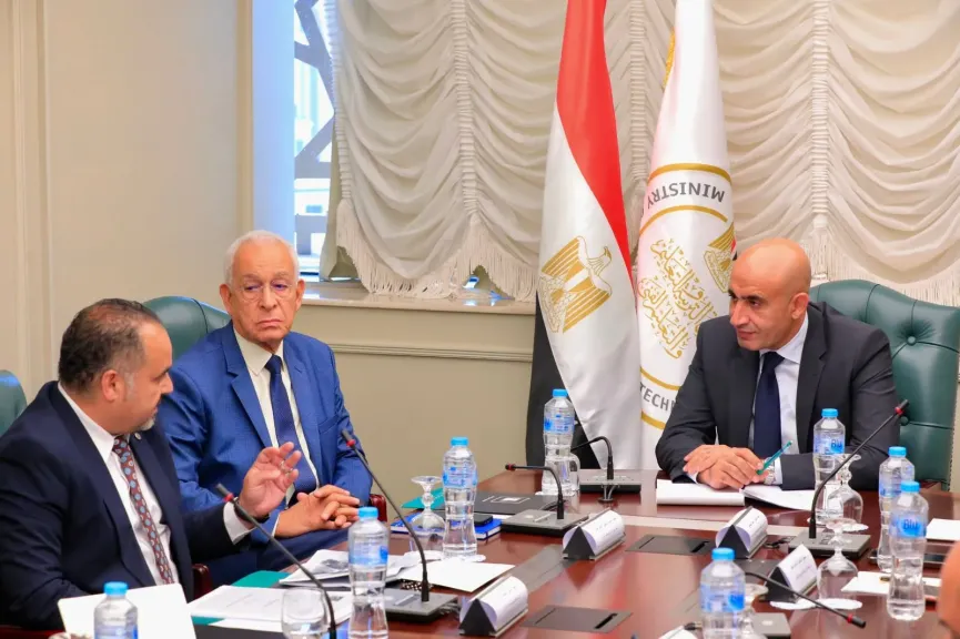 وزير التعليم يبحث مع ”مصر الخير” التعاون في مبادرات الكشف عن ضعاف البصر بين طلاب المدارس