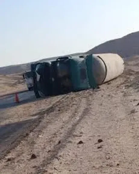 انقلاب تريلا غاز بوتاجاز على طريق الرزيقات بالوادي الجديد دون خسائر بشرية