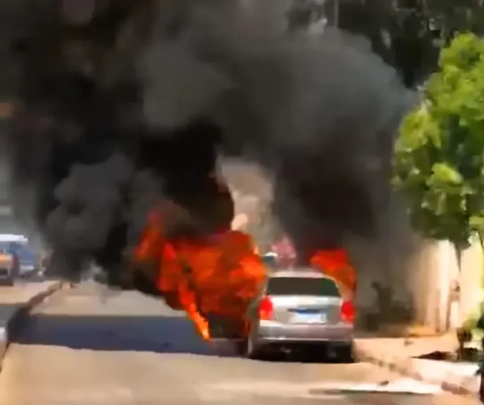 بسبب ماس كهربائي.. اشتعال النيران داخل سيارة ملاكي بجوار مسجد عبدالرحيم القنائي