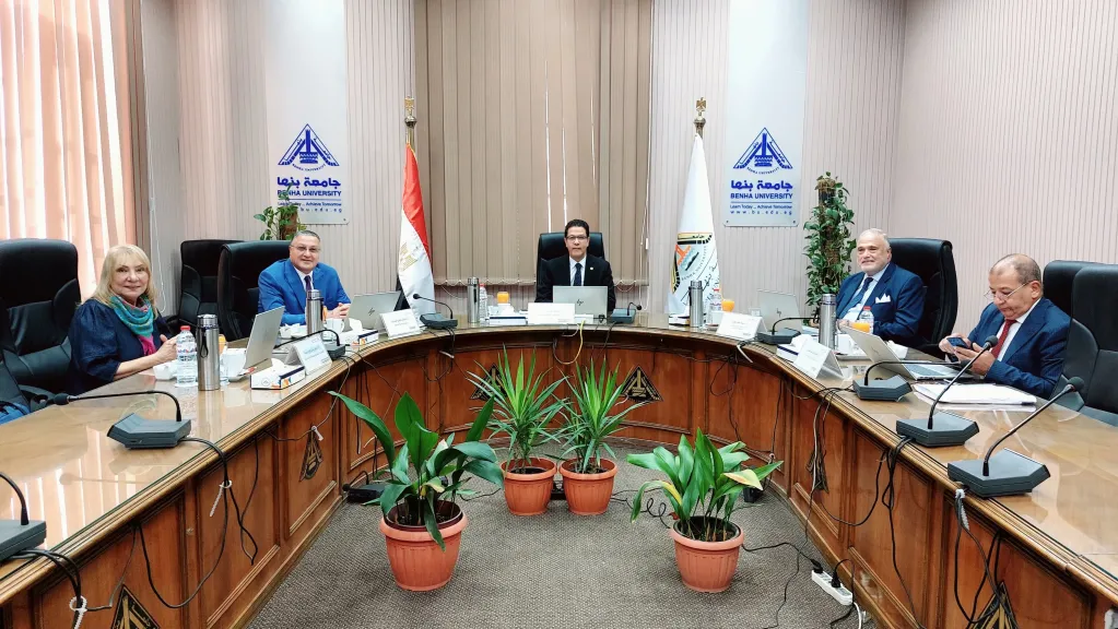 رئيس جامعة بنها يترأس لجنة اختيار عميد كلية الحقوق