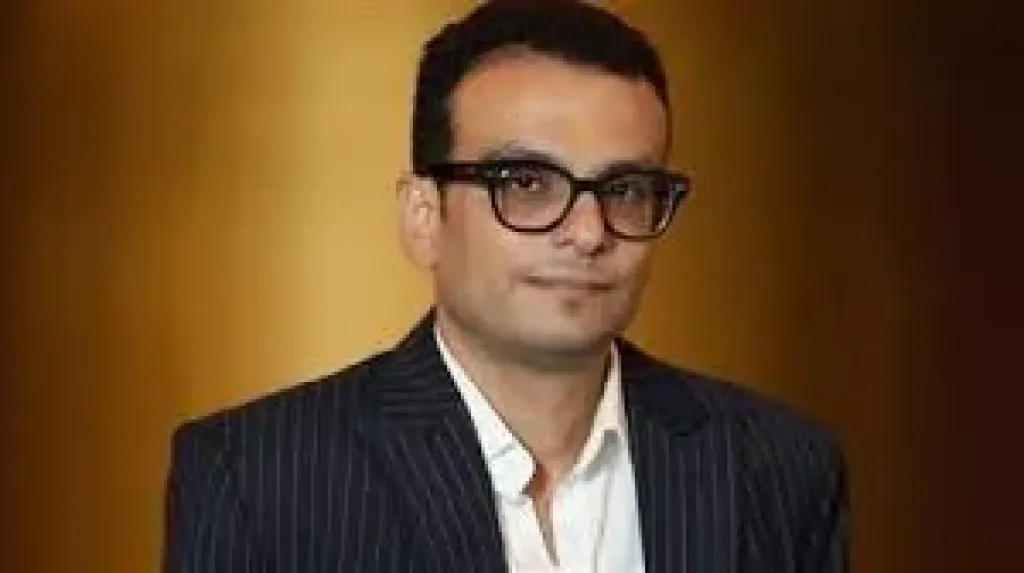 بعد أزمة ”اعتصام مخرج أمام سينما زاوية”.. أمير رمسيس يعلّق بسخرية: المنطق أخرق وبعض ردود الفعل تشبه شتائم الهواة للمهرجانات