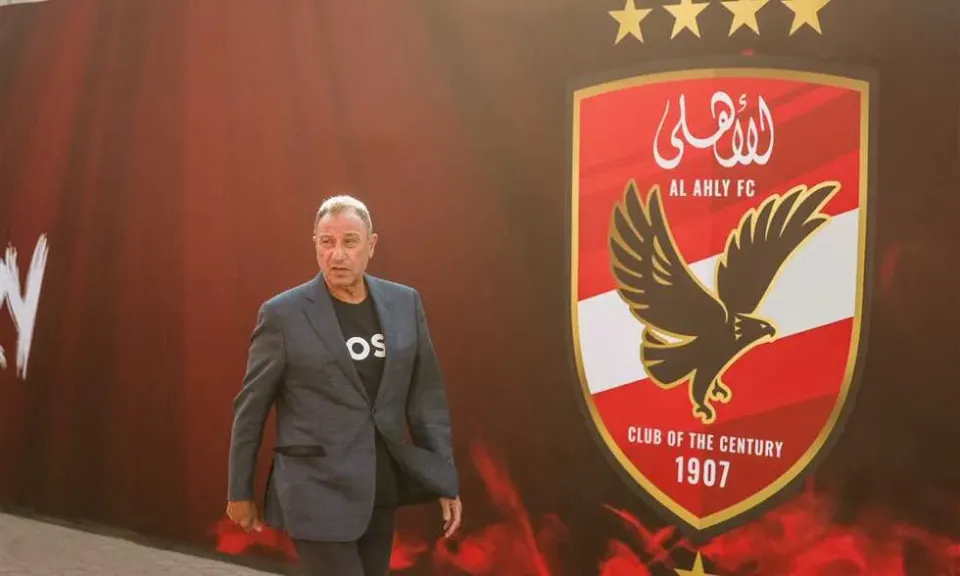 الخطيب يقطع إجازته ويصل مقر الأهلي ويحضر مران فريق الكرة