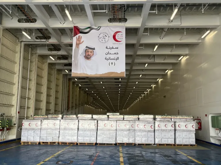 وفد إماراتي رفيع المستوى يستقبل سفينة مساعدات من أبو ظبي في ميناء العريش