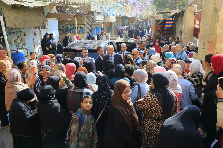 «نجيب منين؟»...غضب أولياء الأمور بسبب زيادة مصروفات المدارس الرسمية التجريبية...خبراء التعليم: الزيادة تزيد الأعباء على الأهالي...والوزارة ترد