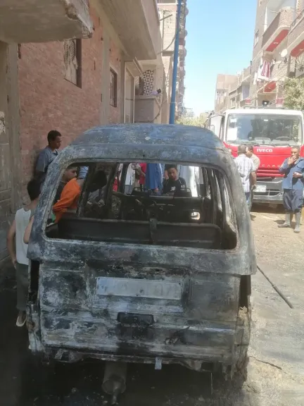بسبب ماس كهربائي.. اندلاع حريق في سيارة بأسيوط