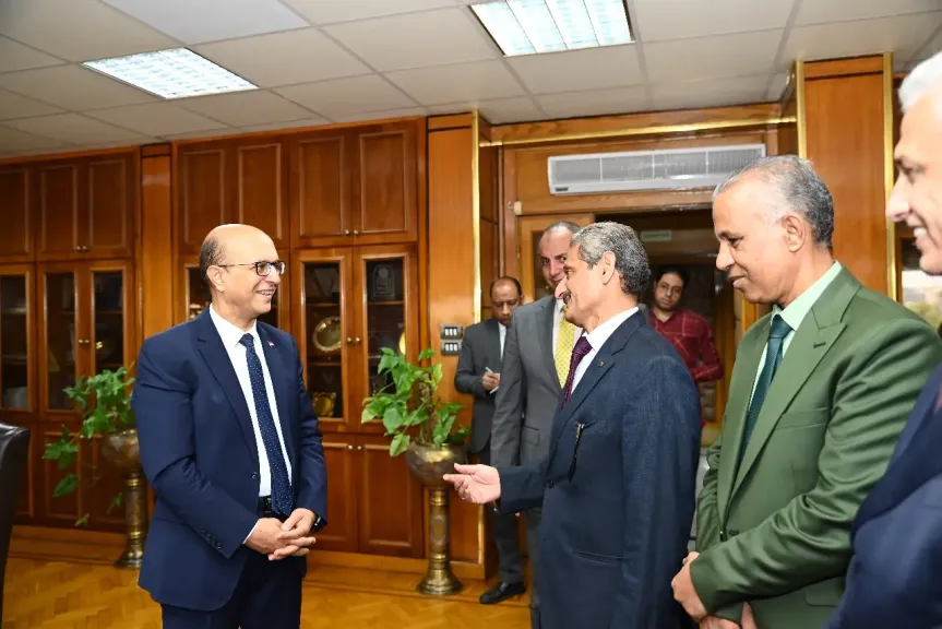 رئيسي جامعة أسيوط وإقليم الوجه القبلي للهيئة القومية للتأمين الاجتماعي يبحثان تعزيز التعاون المشترك