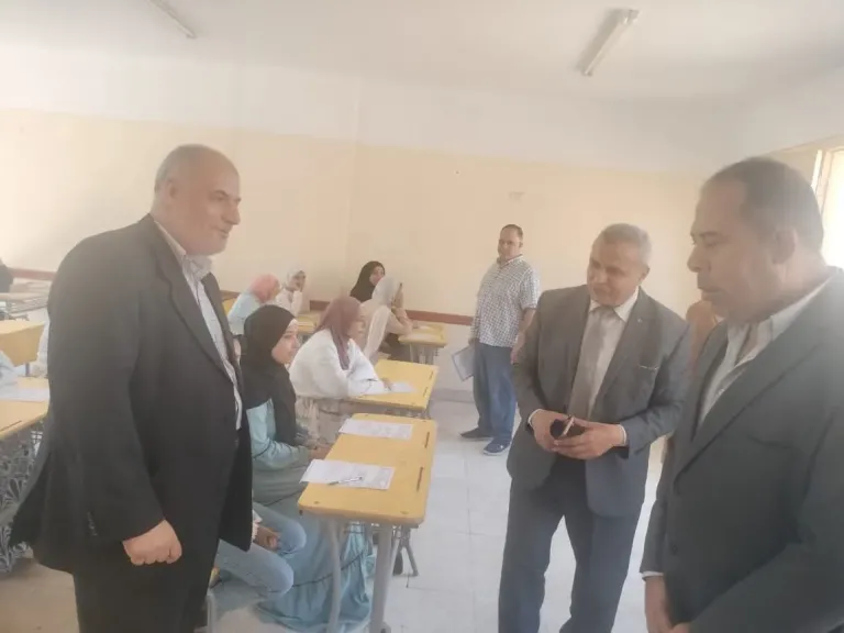 متابعة سير امتحانات التحويلات بين الشعب بالمرحلة الثانوية بمنطقة الغربية الأزهرية
