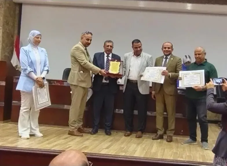وكيل ”تعليم البحيرة” يكرم مدرسة ”التراس” بكفر الدوار كأفضل وحدة تدريبية على مستوى المحافظة
