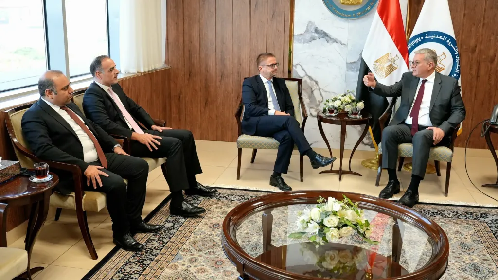 وزير البترول يبحث مع ”توتال إنرجيز” تطوير منظومة النقل الآمن للمنتجات البترولية