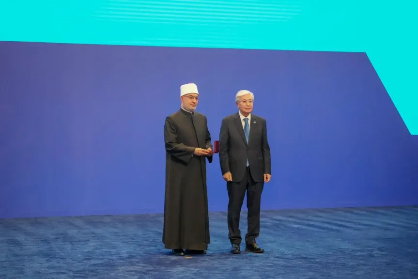 رئيس كازاخستان يكرم مفتي الجمهورية ويمنحه وسام الشرف تقديرًا لجهوده في تعزيز الحوار بين الأديان ونشر ثقافة السلام