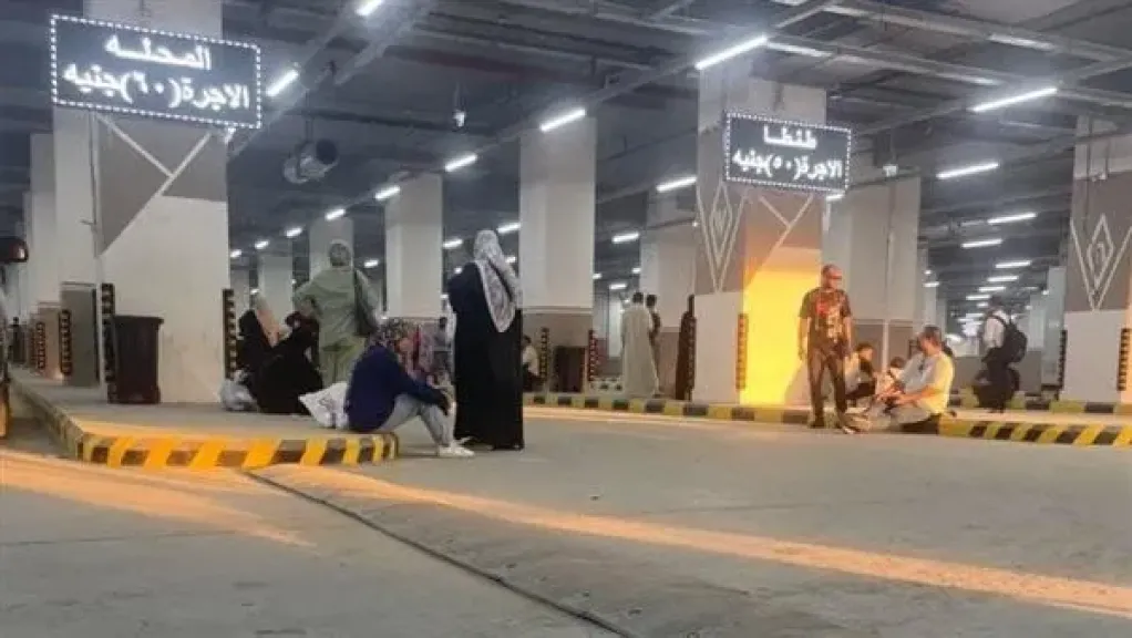 سلالم مرهقة وموقف بلا كراسي.. شكاوى الركاب من موقف الأقاليم الجديد برمسيس| صور