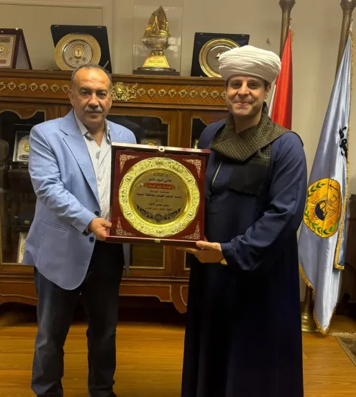 في الليلة الختامية لاحتفالات السيوطي.. التهامي يهدي محافظ أسيوط درع مؤسسة بيت الإنشاد