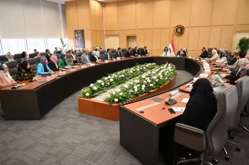 نائب رئيس مجلس الوزراء للتنمية الصناعية وزير الصناعة والنقل ووزيرة التضامن الاجتماعي يشهدان توقيع بروتوكول تعاون لرعاية المسنين المحالين للتقاعد من وزارة الصناعة