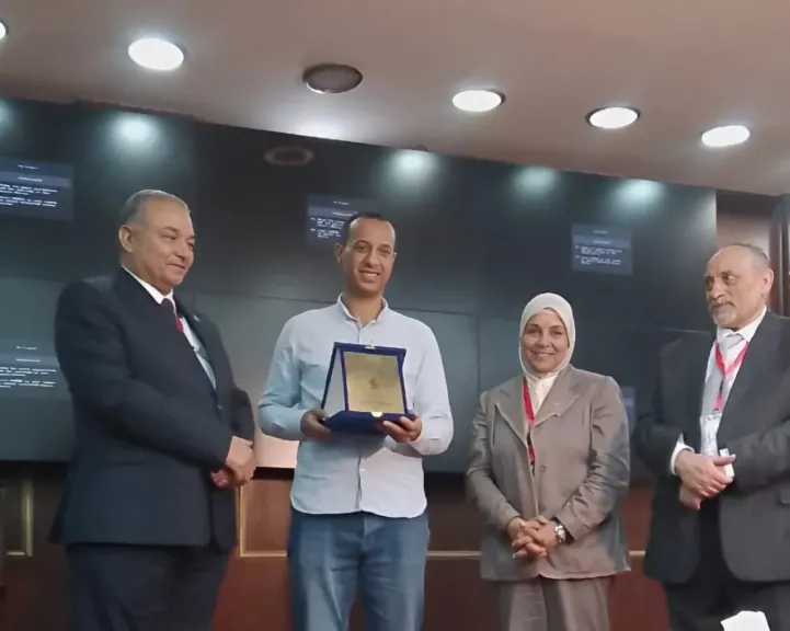 جامعة السادات تُكرم الصحفي أحمد عبد السميع في ختام مؤتمر الهندسة الوراثية