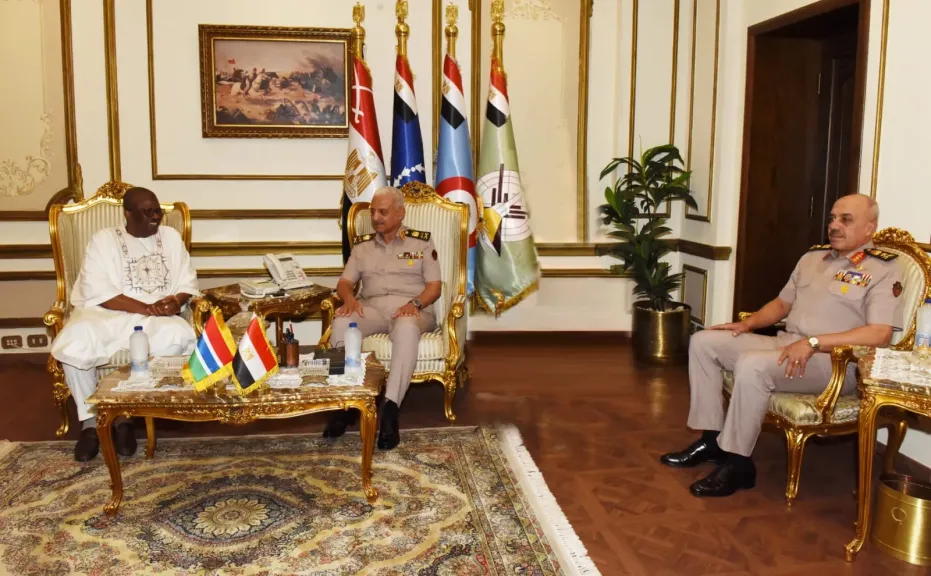 وزير الدفاع يلتقي وزير الدفاع الجامبي لبحث العلاقات الثنائية والتعاون المشترك