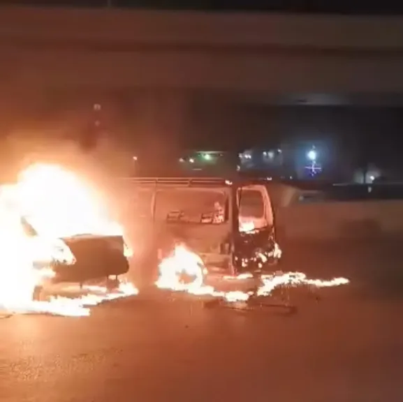 النيران تشتعل في سيارتين على الطريق الدائري.. والحماية المدنية تتدخل في اللحظة الأخيرة