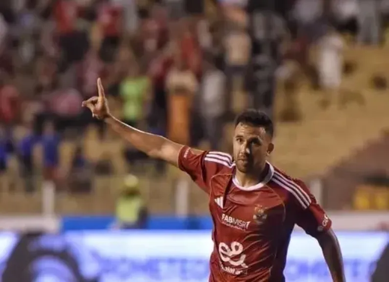 الأهلي يتقدم على سيراميكا بهدف مقابل لا شيء في الشوط الأول