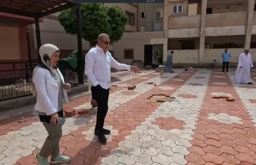 «شرشر» يتابع أعمال تركيب الانترلوك بمدرسة النصر الابتدائية بسرس الليان بالجهود الذاتية قبل بدء الدراسة