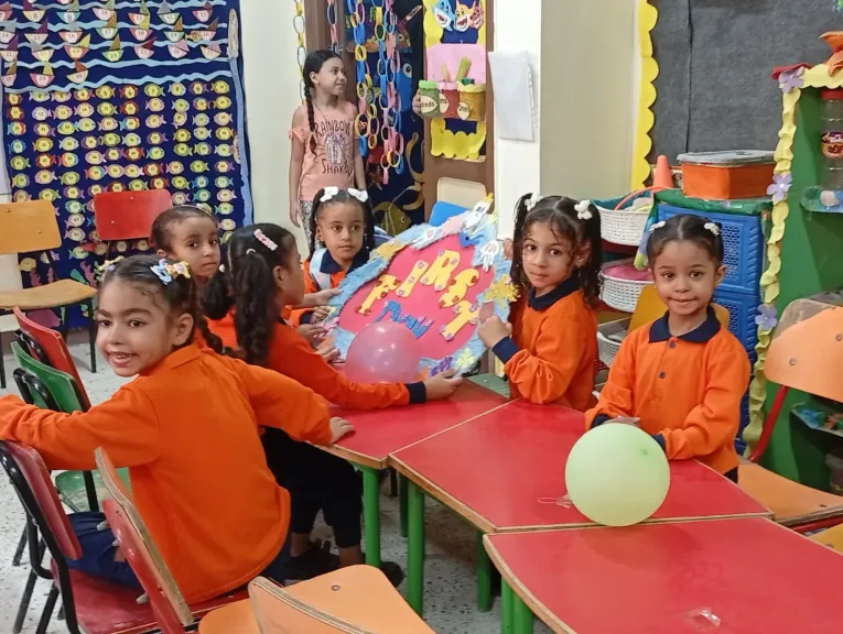 في أول يوم دراسي...احتفالات وأجواء مبهجة بمدارس القاهرة | صور