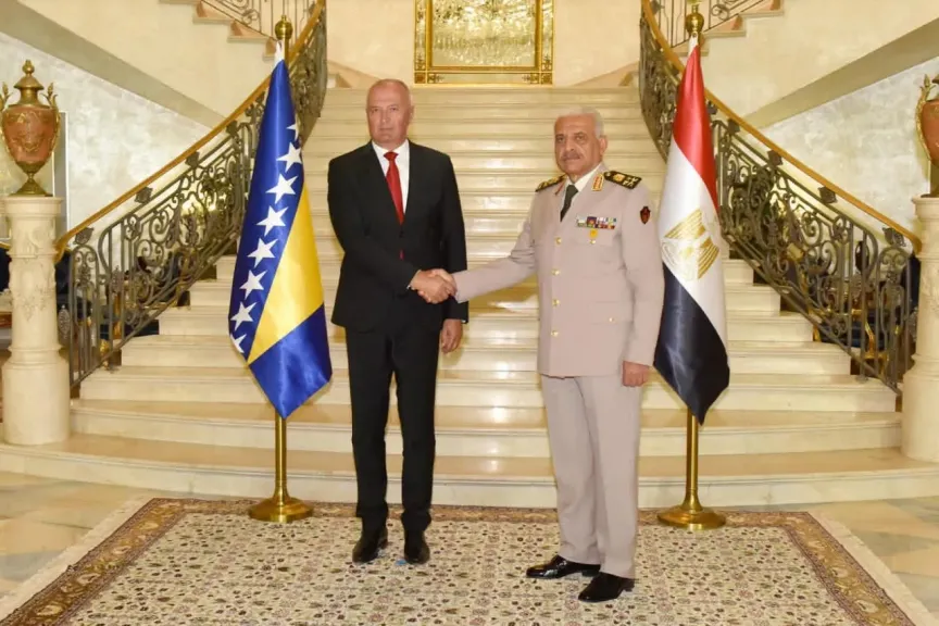 الفريق أول عبد المجيد صقر يبحث التعاون الثنائي مع وزير الدفاع لدولة البوسنة والهرسك