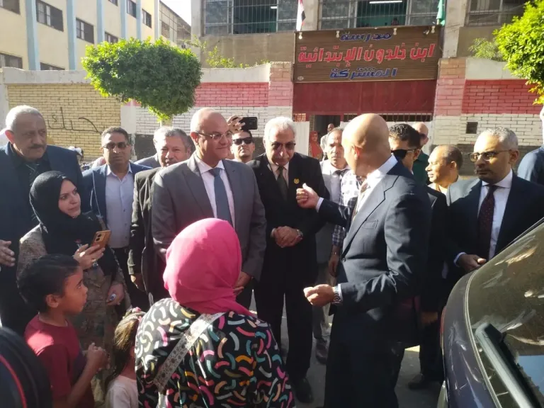 زيارة مفاجئة بالقليوبية.. وزير التعليم يتابع تسليم الكتب وانتظام الطلاب من الحصة الأولى