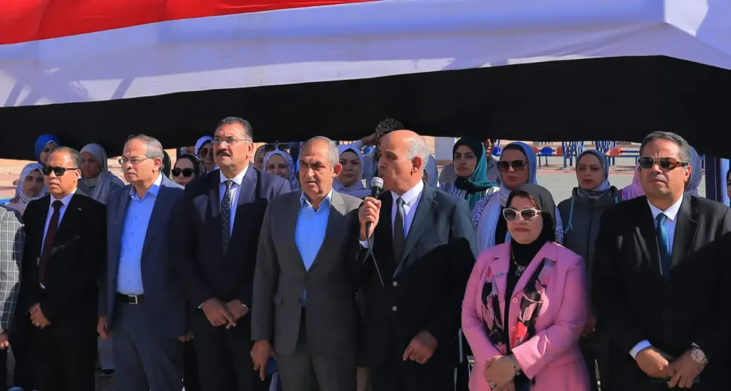 رئيس جامعة كفر الشيخ يشهد مراسم تحية العلم ويقدم التهنئة لطلبة الجامعة بالعام الدراسي الجديد 2025/2026