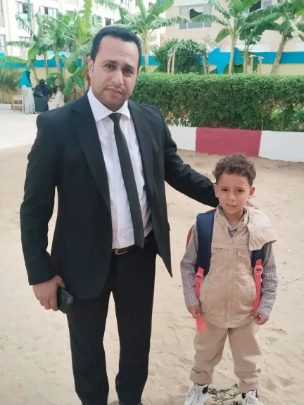 مدير تعليم طامية يجسد معنى الأبوة.. ويصطحب طفلًا إلى فصله