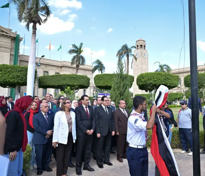 رئيس جامعة القاهرة يفتتح بداية العام الجامعي 2025/2026 بتحية العلم ويتفقد معارض الأنشطة الطلابية