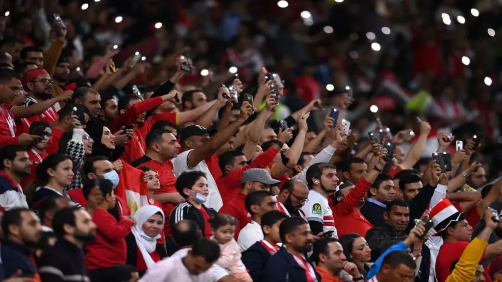 قنبلة موقوتة لكرة القدم المصرية.. خبراء يضعون روشتة لضبط سلوك الجماهير داخل المدرجات.. ومطالب بعقوبات رادعة على المخالفين