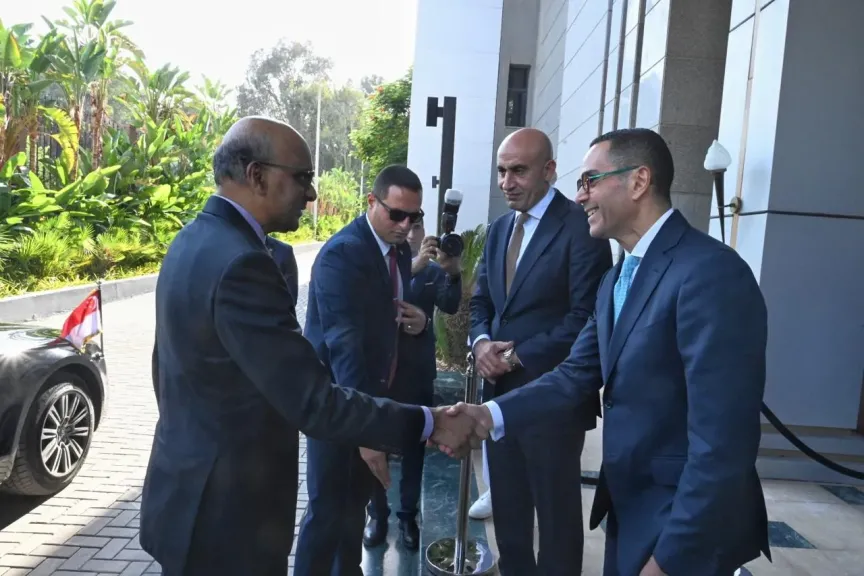 وزير الاستثمار والتجارة الخارجية يلتقي رئيس جمهورية سنغافورة على هامش منتدى الأعمال المصري–السنغافوري