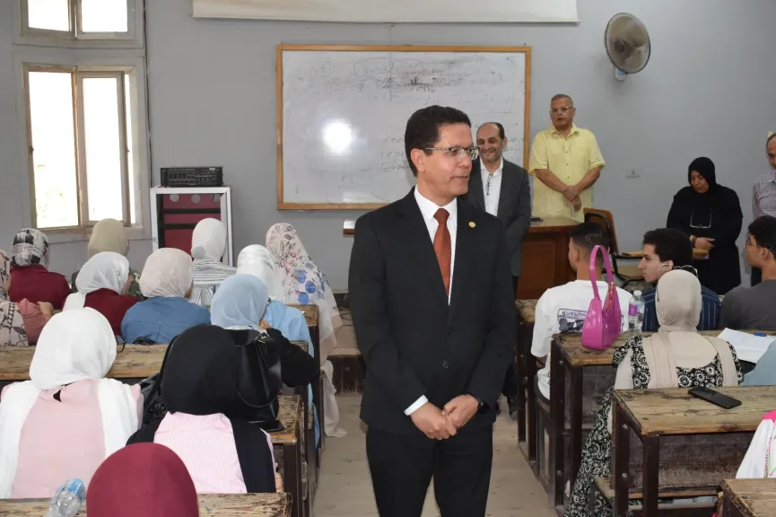 ”الجيزاوى” يتفقد الدراسة بكليتي الآداب ويشيد بتجهيزات الكلية لإستقبال العام الدراسي الجديد