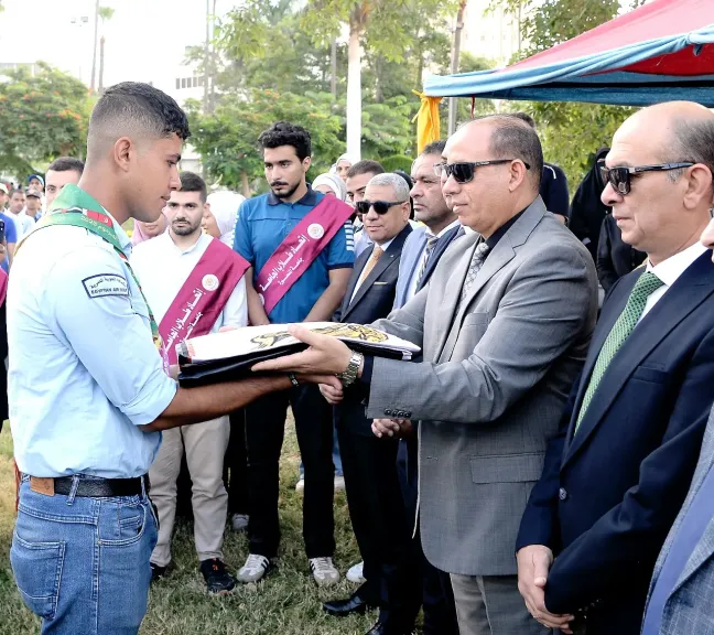 رئيس جامعة المنصورة يشهد تحية العلم بساحة الشعوب