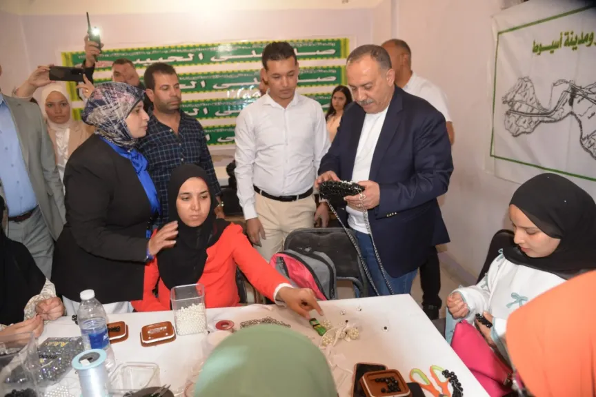 محافظ أسيوط يدشن مبادرة ”كنوز يدوية” لدعم المشروعات الصغيرة وتمكين المرأة والشباب