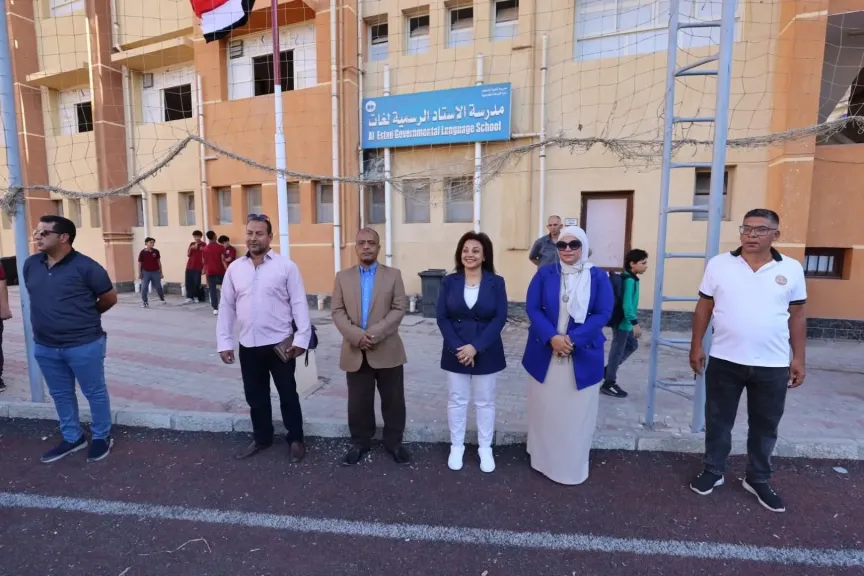 نائب محافظ البحر الأحمر تشهد الطابور الصباحي بمدرسة الإستاد الرسمية لغات بالغردقة