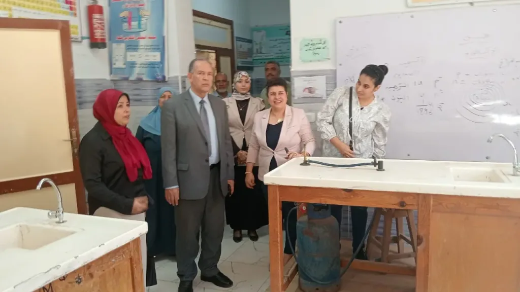 وكيل وزارة التعليم بأسيوط يفاجىء بعض مدارس القوصية للاطمئنان على انتظام الدراسة