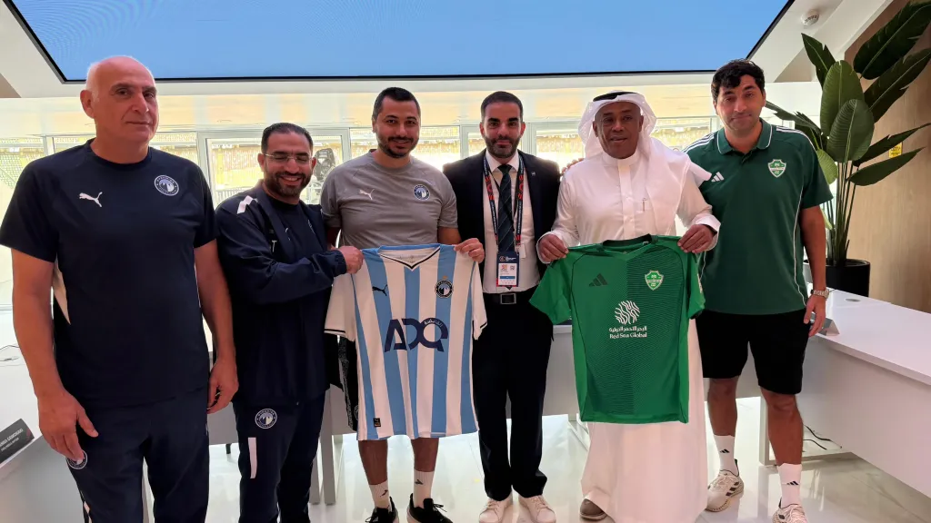 مسؤولو بيراميدز والأهلي السعودي يتبادلان الهدايا التذكارية