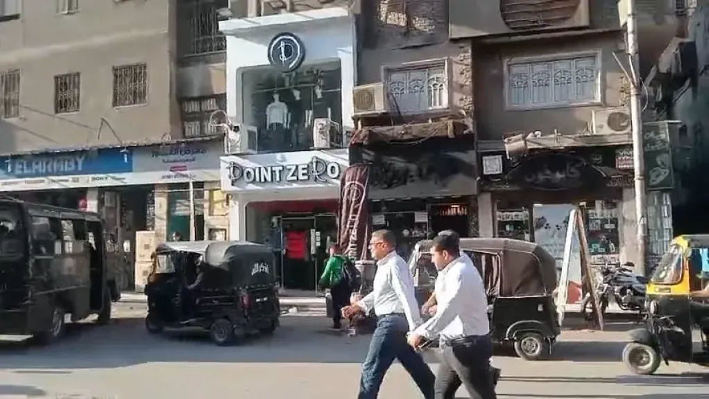 محافظ الجيزة يتجول بين الأهالي متخفيًا دون حراسة.. ويطيح بموظفين مقصرين بأحياء بولاق الدكرور والدقي| خاص