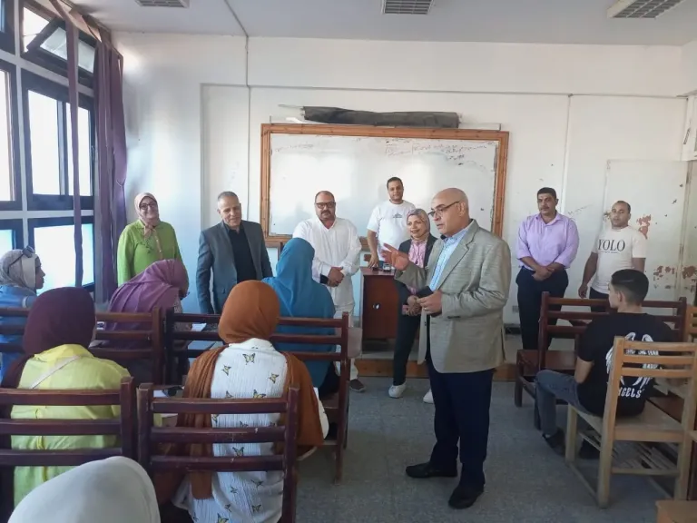 نائب رئيس جامعة دمنهور يتابع انتظام العملية التعليمية بكليتي التربية والتجارة