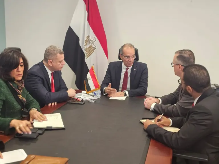 «وزير الاتصالات»  يبحث مع مسؤولى كبرى الشركات الأمريكية التوسع فى استثماراتها فى مجال التعهيد فى مصر