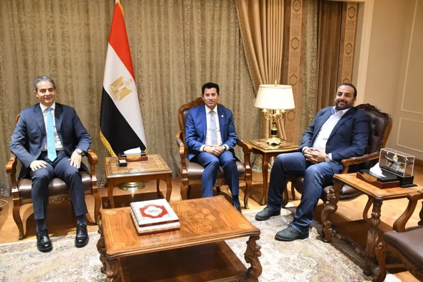 بالصور. وزير الشباب والرياضة يلتقي سعده وشبانة لبحث تقديم مزيد من الخدمات للصحفيين والإعلاميين