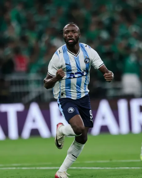 التعادل يحسم الشوط الأول بين بيراميدز والأهلي السعودي في كأس القارات الثلاث