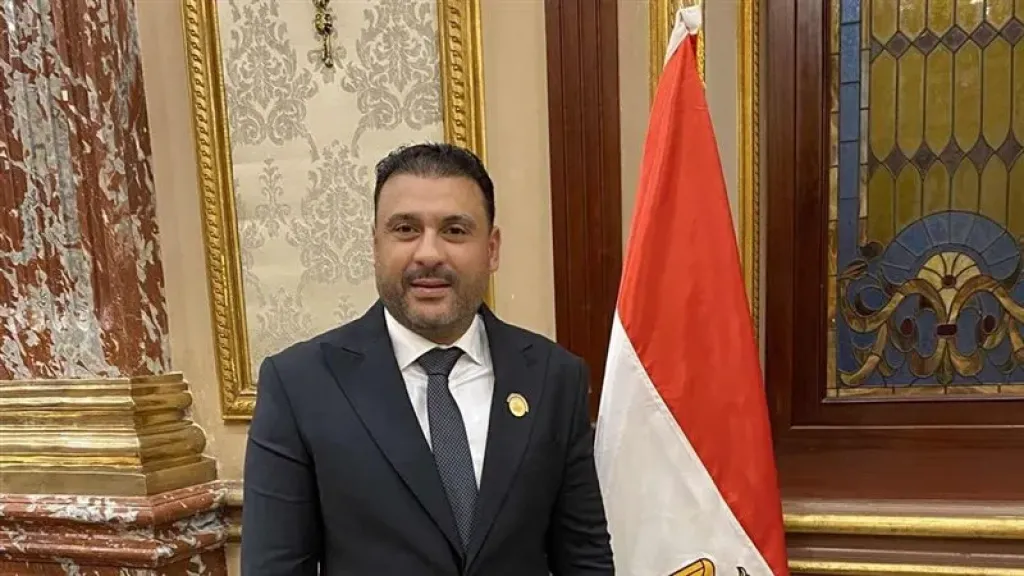 كارنيه الشيوخ.. نائب الإسكندرية يتعهد بخدمة المواطنين ودعم التنمية